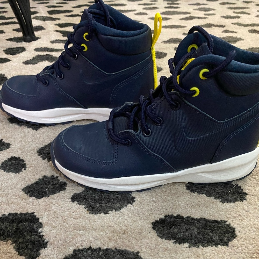 Nike Manoa Boot - navy blue - size 1.5y little boy
